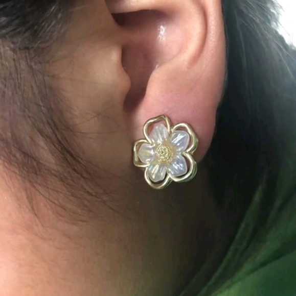 💖 2/$30 White & gold stud Daisy flower iridescent small boho statement earrings - Picture 12 of 12